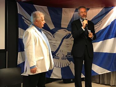 Luis Carlos Magalhães ouve o embaixador brasileiro em Tóquio, André Corrêa do Lago, antes da palestra