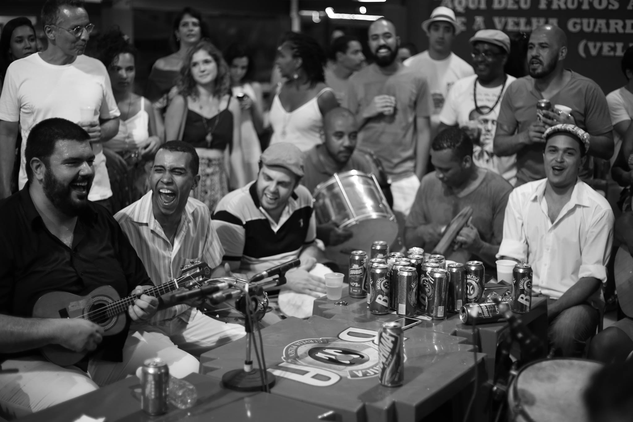 integrantes do instituto Glória ao Samba tocando em uma roda de batuqueiros